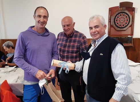 Antxon Bandres Azkue mendizaleari emandako plaka damaskinatua Klub Deportibora itzuli da 88 urte geroago