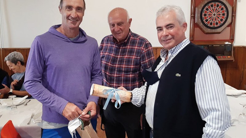 Antxon Bandres Azkue mendizaleari emandako plaka damaskinatua Klub Deportibora itzuli da 88 urte geroago