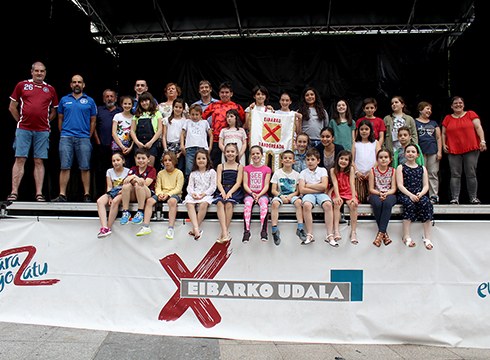 90 urte betetzen dituen Eibarko Danborrada aurkeztu zuten atzo antolatzaileek