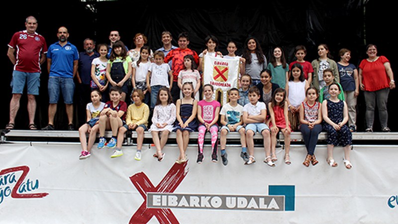 90 urte betetzen dituen Eibarko Danborrada aurkeztu zuten atzo antolatzaileek