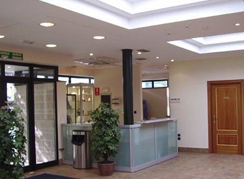 Hildakoen hileta-elizkizunak eta agurrak debekatu dira