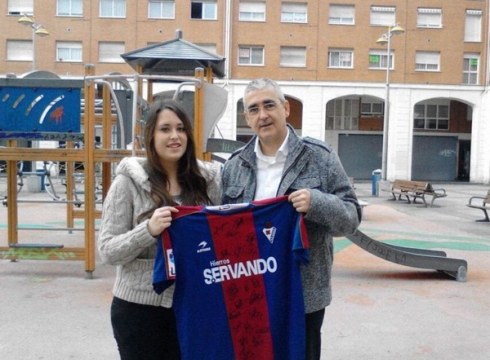 Abontzatomasetako zozketako irabazleak saria jaso du