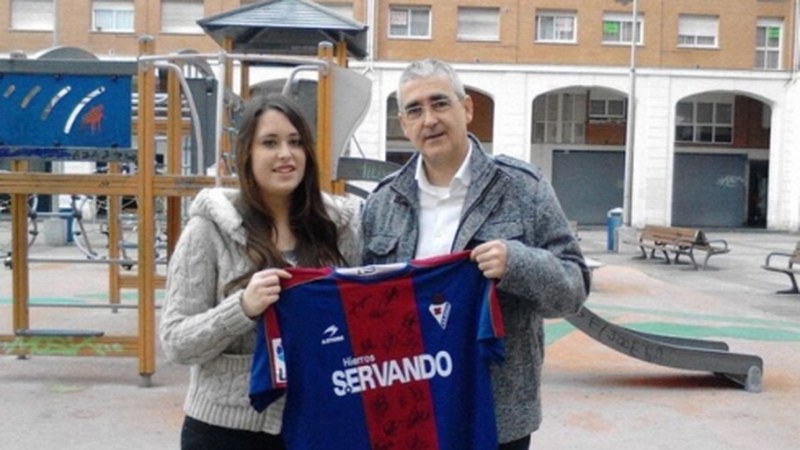 Abontzatomasetako zozketako irabazleak saria jaso du