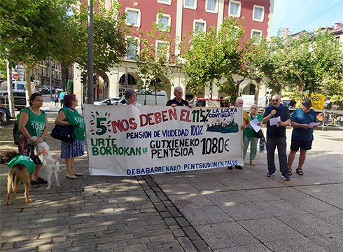 Adinekoak bizitza duinaren alde mobilizatu dira