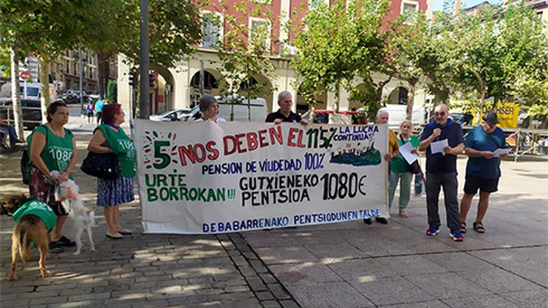 Adinekoak bizitza duinaren alde mobilizatu dira