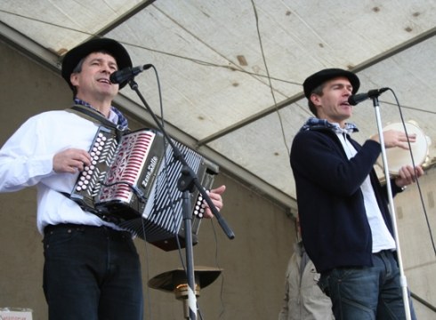 Adolfo Jainaga, soiñujolia: "Umiak eta gurasuak alkarrekin urtetzen dabe Plazara Dantzara"