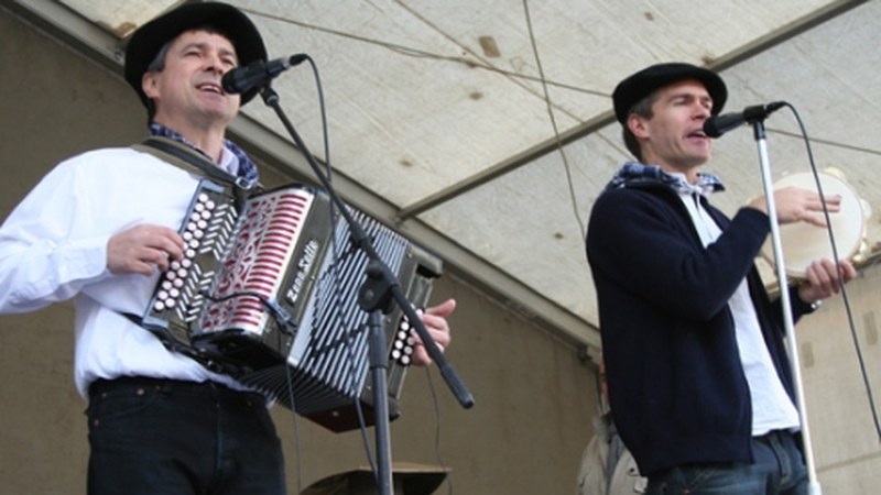 Adolfo Jainaga, soiñujolia: "Umiak eta gurasuak alkarrekin urtetzen dabe Plazara Dantzara"