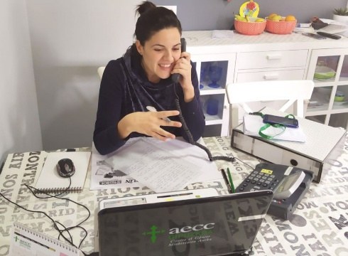 AECC Gipuzkoak telefono eta bideo-kontsulta bidezko laguntza indartu du