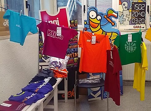 AEK Euskaltegiak denda prestatu du 21. Korrikako materiala erosi nahi dutenentzat