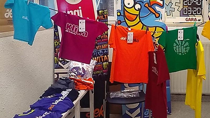 AEK Euskaltegiak denda prestatu du 21. Korrikako materiala erosi nahi dutenentzat