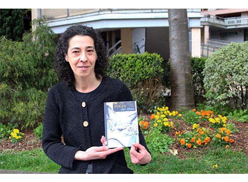 Ainhoa Carmona, idazlea: “Sentimenduak daude liburuaren oinarrian”