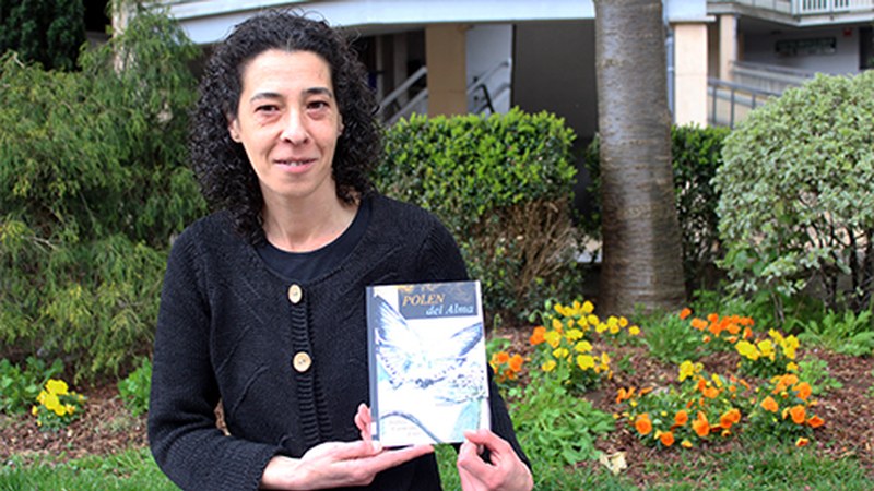 Ainhoa Carmona, idazlea: “Sentimenduak daude liburuaren oinarrian”