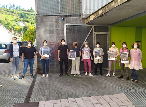 Aire librean musukoa kentzearen aldeko eserialdia egin zuten atzo ikastetxeetan