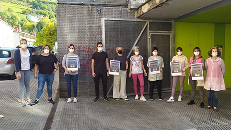 Aire librean musukoa kentzearen aldeko eserialdia egin zuten atzo ikastetxeetan