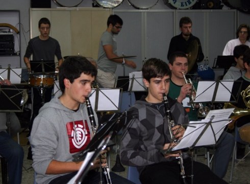 Aitor Bastida eta Andoni Campos (klarinetistak): "Asko ikasten dihardugu Bandakoekin"