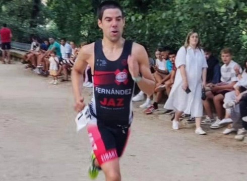 Aitor Fernandez triatloilari saiatuari errekonozitu diote egindako lana taldekideek