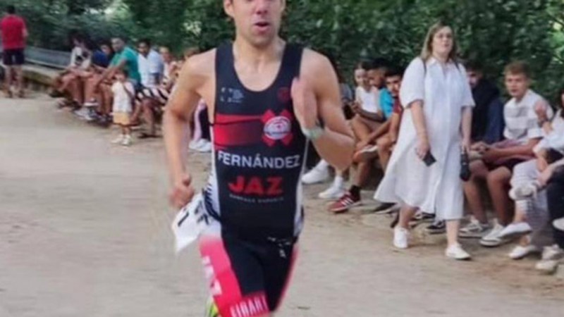 Aitor Fernandez triatloilari saiatuari errekonozitu diote egindako lana taldekideek