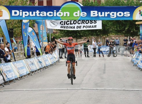 Aitor Hernandez txirrindulariak zazpi garaipen lortu ditu ziklo-kros denboraldian