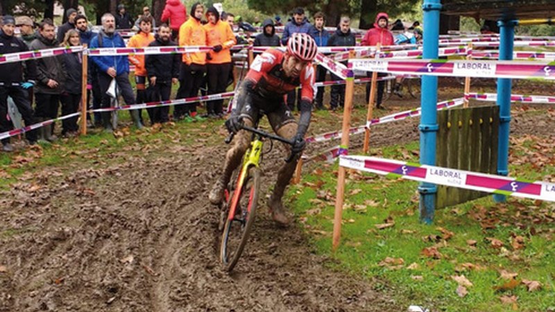 Aitor Hernandezek denboraldiko bosgarren garaipena eskuratu zuen