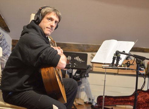 Aitor Huergo musikariak ‘Barruko paisaiak’ diskoa aurkeztuko du etzi Kultun