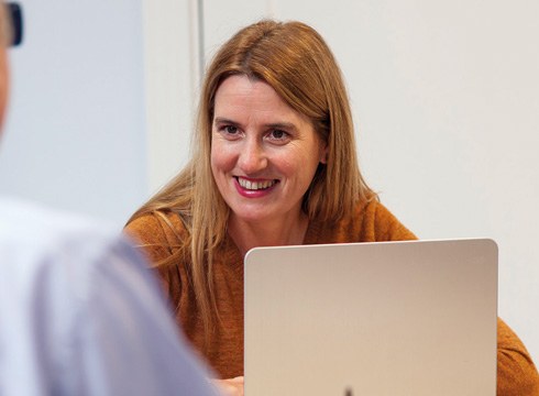 Aitziber Cortazar (Debegesa): “Energia Bulegoak lehen pausoak ematen lagundu nahi die erabiltzaileei”