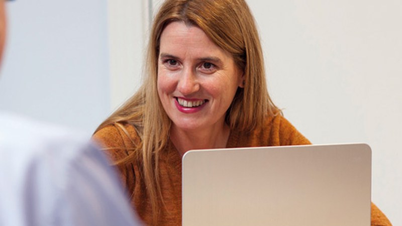 Aitziber Cortazar (Debegesa): “Energia Bulegoak lehen pausoak ematen lagundu nahi die erabiltzaileei”