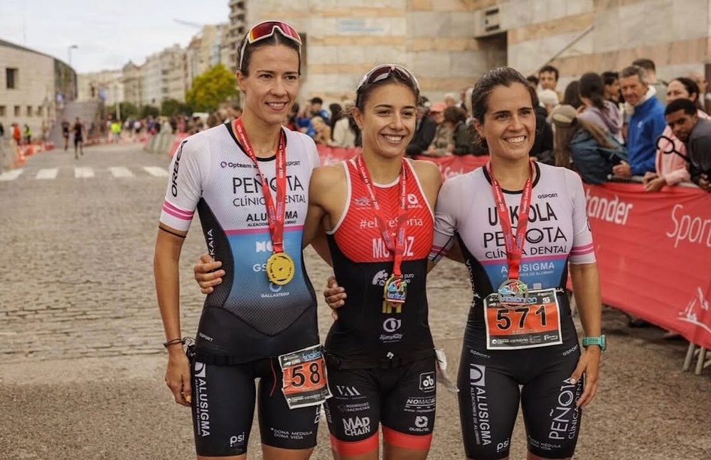 Aitziber Urkiola eta Pello Osoro Santanderreko Triatloiko podiumera igo ziren