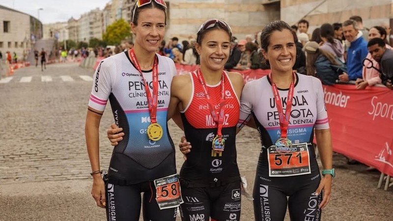 Aitziber Urkiola eta Pello Osoro Santanderreko Triatloiko podiumera igo ziren