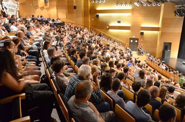 Alaia Martin Etxebeste irabazle suertatu zen jendez betetako Coliseo antzokian