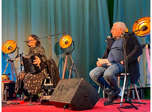 Alaitz Olanok eta Enrike Izagirrek irabazi dituzte Ines Osinaga eta Joseba Sarrionandiaren ikuskizunerako sarrerak