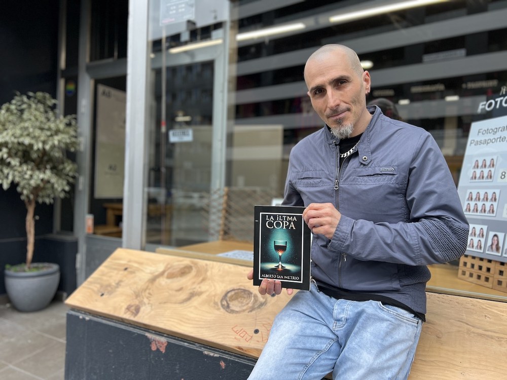 ALBERTO SAN EMETERIO: “Bidean galdu ditudan lagunen omenez idatzi dut ‘La íltma copa’ eleberria”
