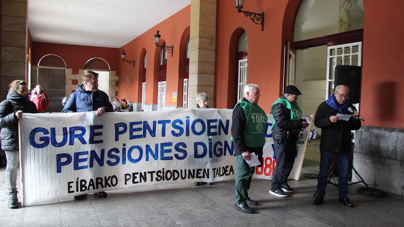 Astelehenero bezala, atzo ere elkarretaratzea egin zuten Eibarko pentsiodunek