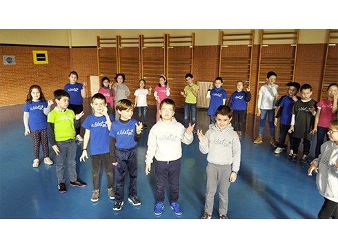 'Hatzekin jolasten eta abesten' Aldatzeko ikasleekin (bideoa)