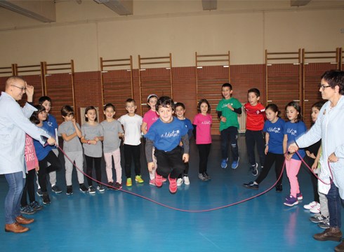 Aldatze ikastetxekoek soka saltoan aritzeko ¨Pello Txoferra" abestia landu dute (Bideoa)