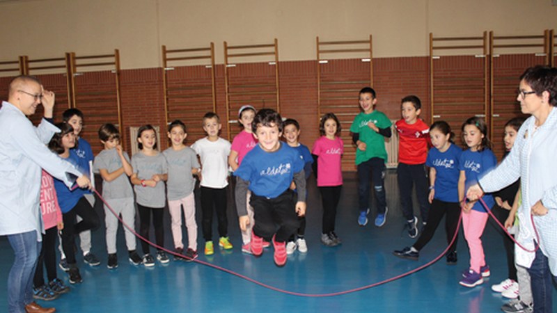 Aldatze ikastetxekoek soka saltoan aritzeko ¨Pello Txoferra" abestia landu dute (Bideoa)