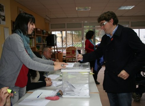 Alderdietako ordezkariak botua ematean: Eneko Andueza (PSE-EE) #U21 #eibar