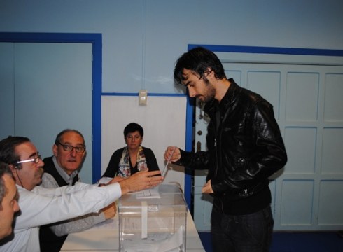 Alderdietako ordezkariak botua ematen: Itoitz García-Antón (IU-Ezker Anitza) #U21 #eibar