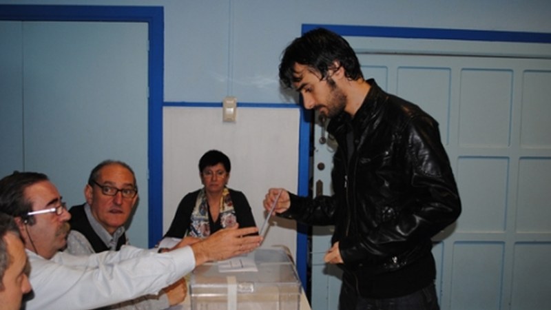 Alderdietako ordezkariak botua ematen: Itoitz García-Antón (IU-Ezker Anitza) #U21 #eibar