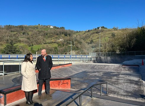 Aldundiak eta Udalak kirol instalazioak garatzeko egiten diharduten elkarlana aldarrikatu dute