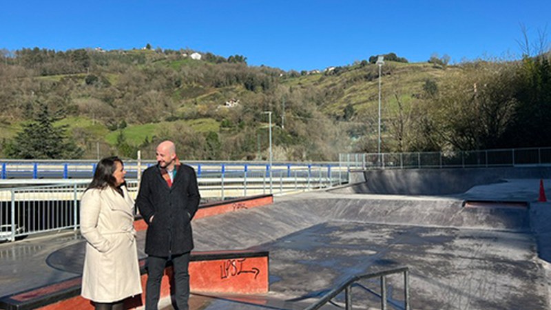 Aldundiak eta Udalak kirol instalazioak garatzeko egiten diharduten elkarlana aldarrikatu dute