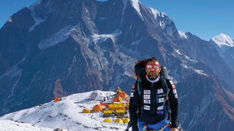 Alex Txikon mendizaleak Manasluren inguruan jardungo du gaur Coliseon