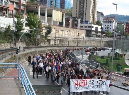 Alfa ez ixteko eskatu dute jendetza batu duen manifestazioan