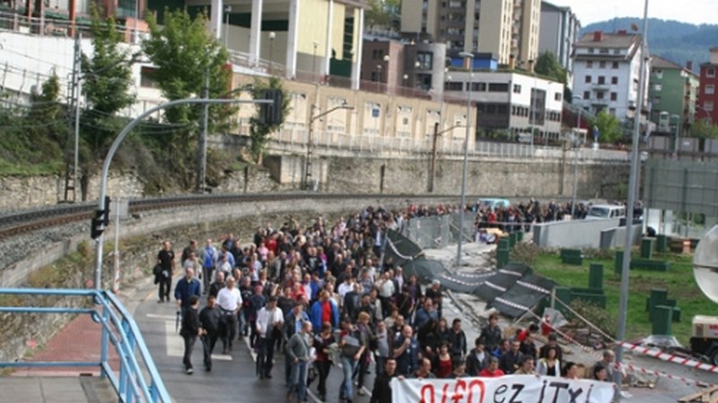 Alfa ez ixteko eskatu dute jendetza batu duen manifestazioan