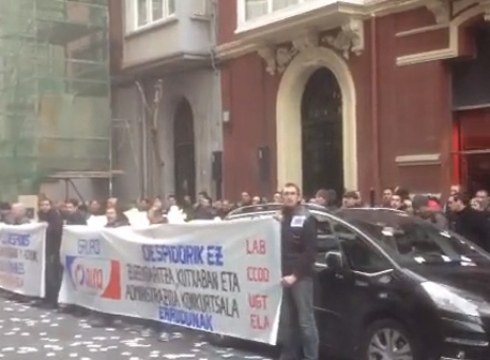 Alfako beharginak Bilbon, administratzaileen parean protestan