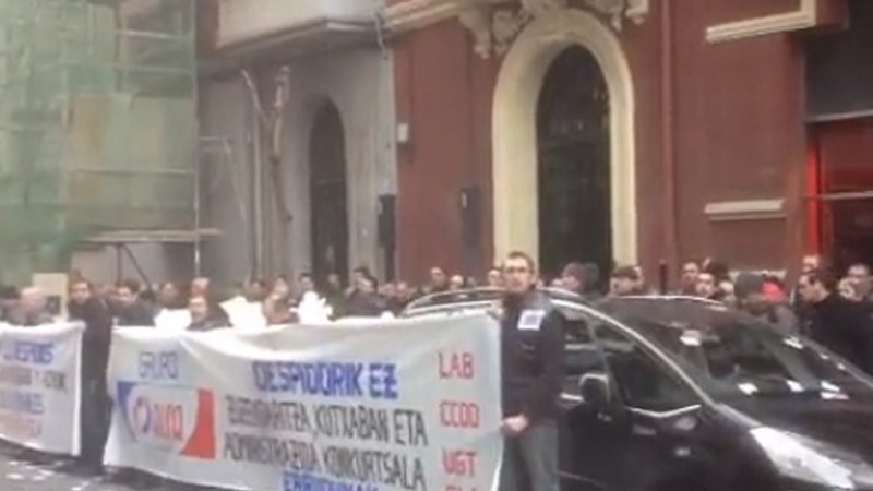 Alfako beharginak Bilbon, administratzaileen parean protestan