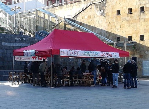 Alfako beharginek informazioa emateko gunea zabaldu dute Untzagan