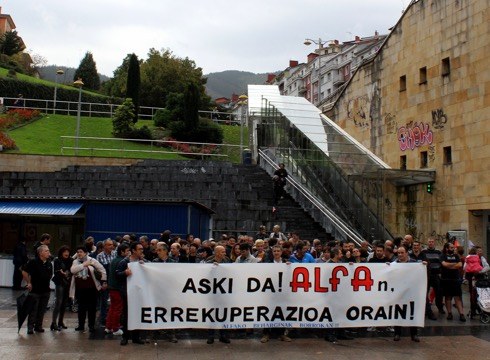 Alfako beharginek jaitsieren aurretik zituzten soldatak berreskuratzea eskatzeko kontzentrazioa egin dute