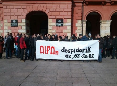 Alfako beharginek kaleratzeen kontrako elkarretaratzea egin dute