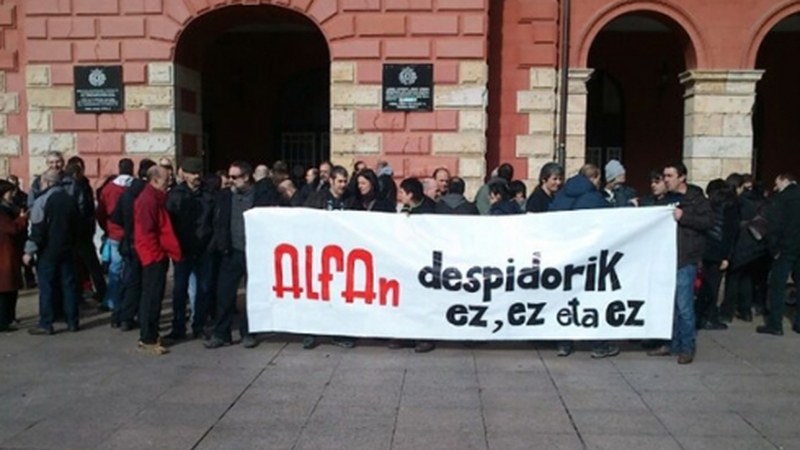 Alfako beharginek kaleratzeen kontrako elkarretaratzea egin dute