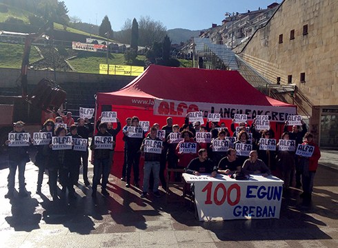 Alfako beharginek lanpostuen aldeko greba hasi zutela 100 egun bete dira gaur